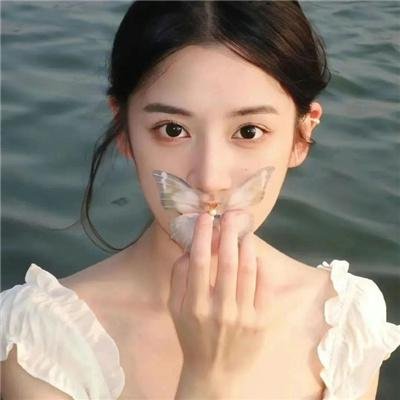 穿着旗袍的女孩